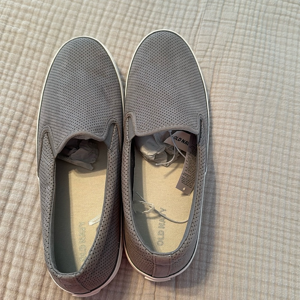 Sueded slip on tennis shoe